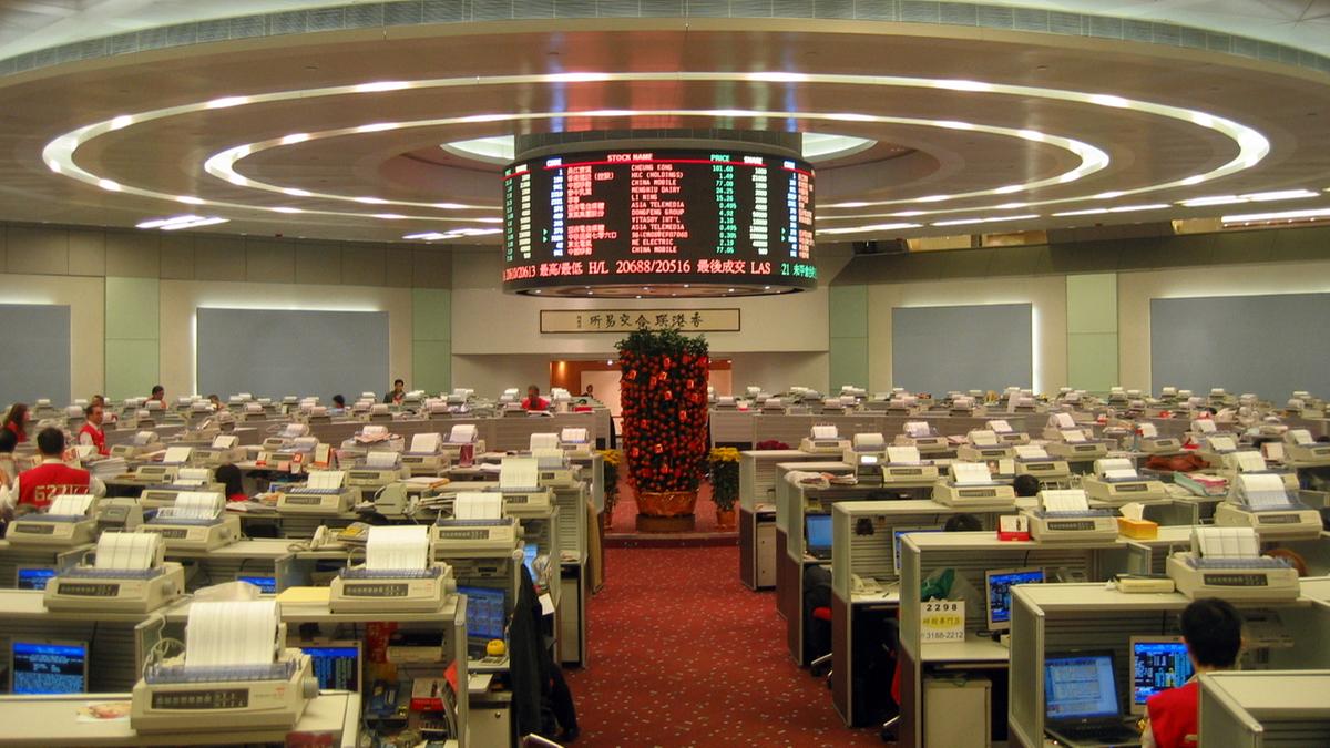 https://static.milanofinanza.it/content_upload/img/2026/01/202601051200038020/Hong_Kong_Exchange_Trade_Lobby_2007-736343.jpg