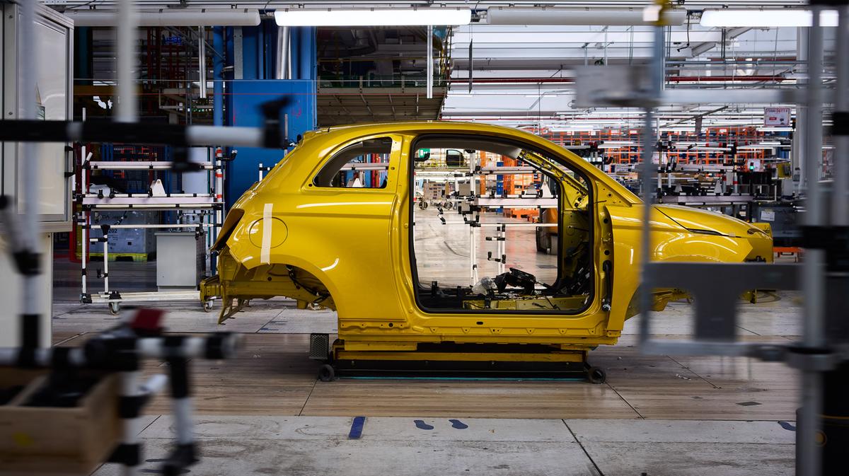 https://static.milanofinanza.it/content_upload/img/2026/01/202601071126205342/Fiat500Hybrid_Mirafioriplant14-379352.jpg