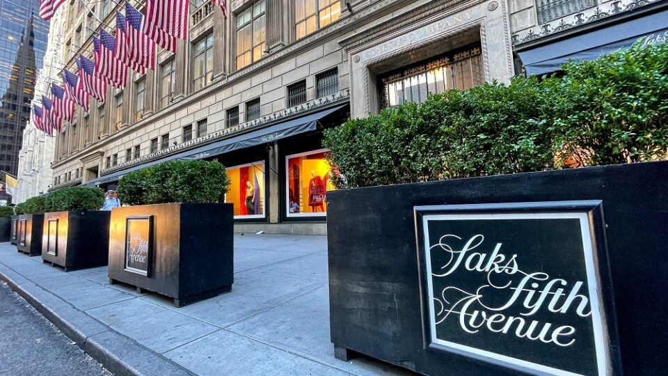 https://static.milanofinanza.it/content_upload/img/2026/01/202601141028268761/Saks-Fifth-Avenue-exterior_RomanTiraspolsky-1-960x540-653499.jpg