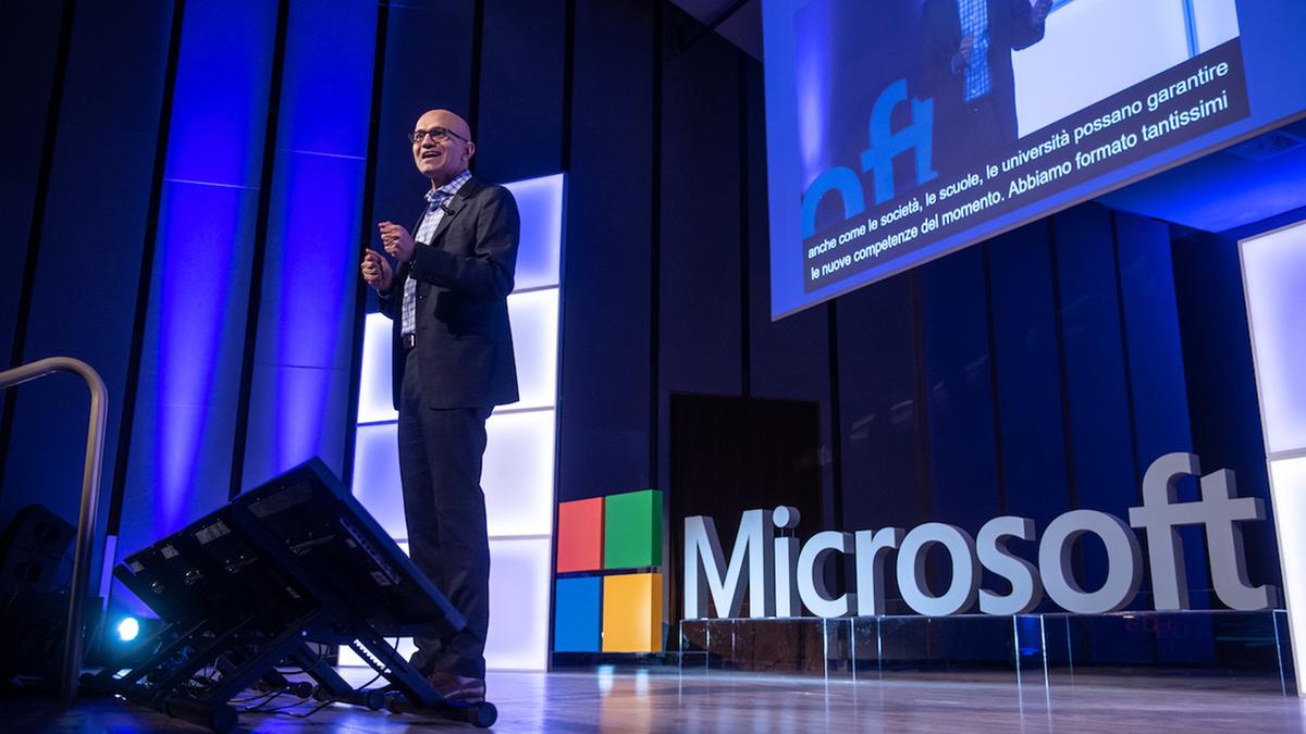 https://static.milanofinanza.it/content_upload/img/2026/01/202601282242116864/MicrooftNadellaMilano-865130.jpg