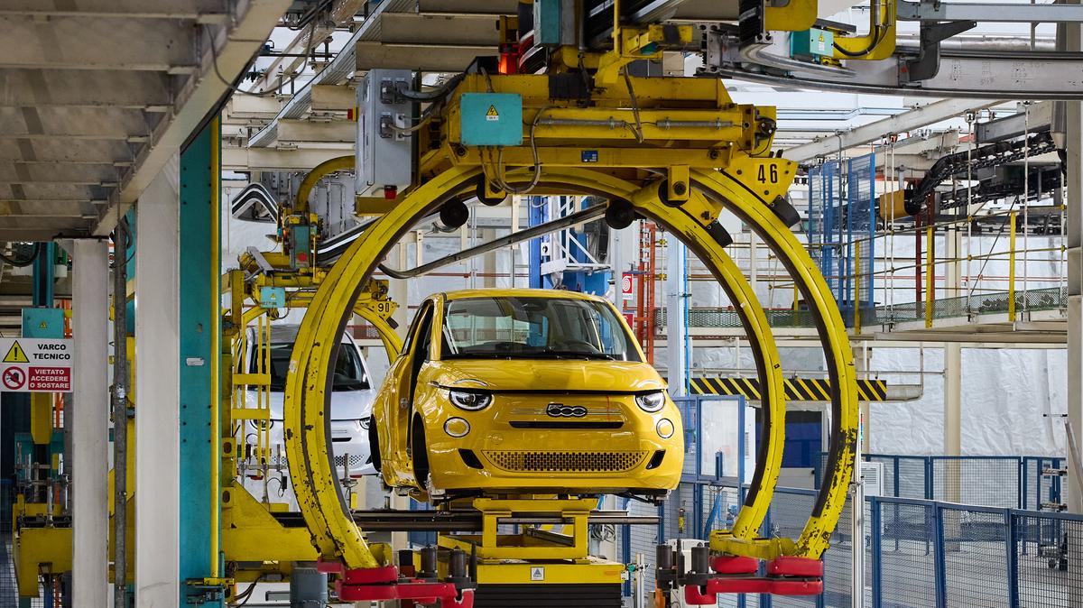 https://static.milanofinanza.it/content_upload/img/2026/02/202602201929192179/Fiat500Hybrid_Mirafioriplant12-900819.jpg