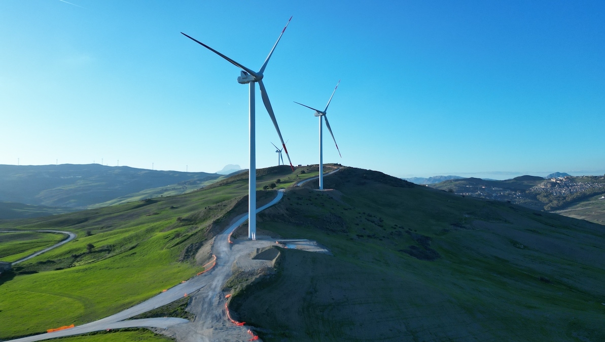 https://static.milanofinanza.it/content_upload/img/2026/03/202603210913046087/Parco-eolico-ERG-Roccapalumba_Palermo-820827.jpg