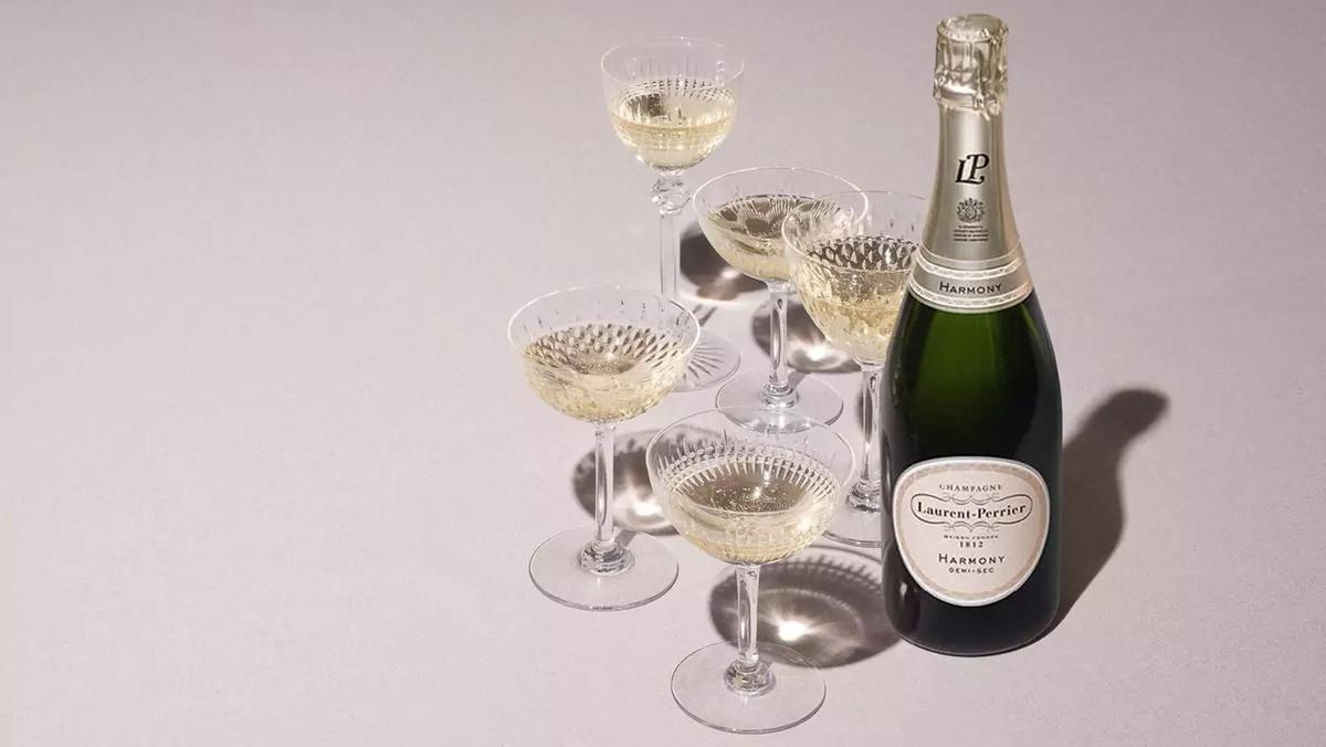 https://static.milanofinanza.it/content_upload/img/2026/04/202604011330009296/laurent-perrier-harmony-demi-sec-verres-622629.jpg