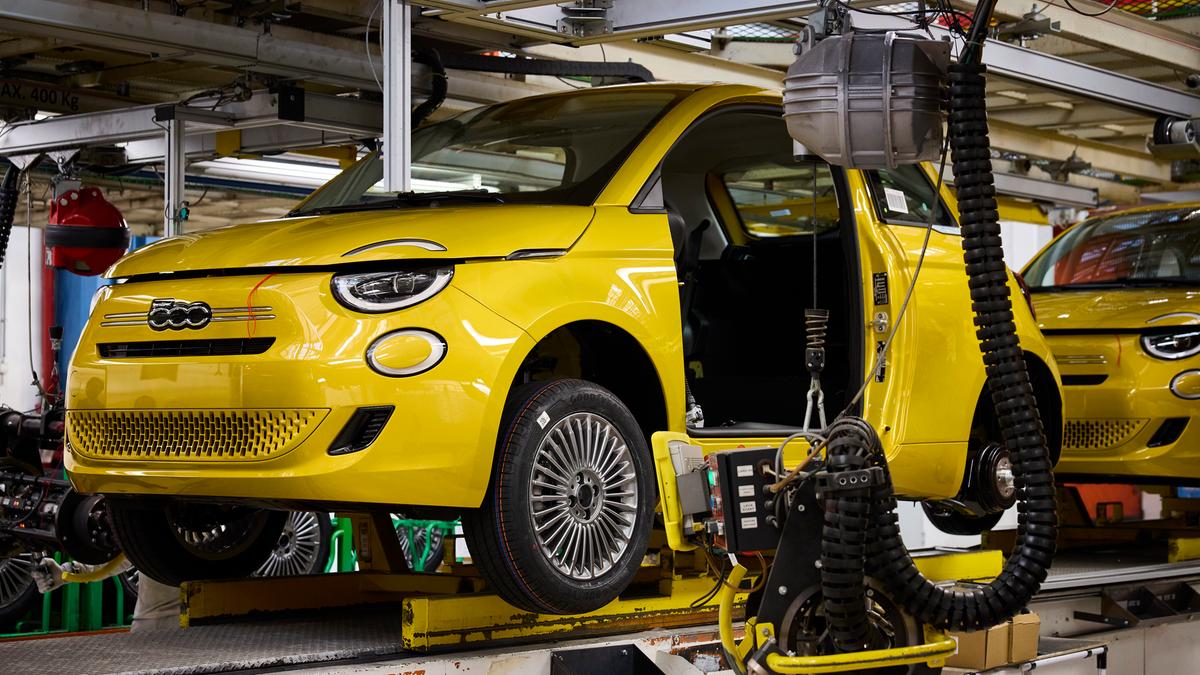 https://static.milanofinanza.it/content_upload/img/2026/04/202604091204571510/Fiat500Hybrid_Mirafioriplant8-601599.jpg