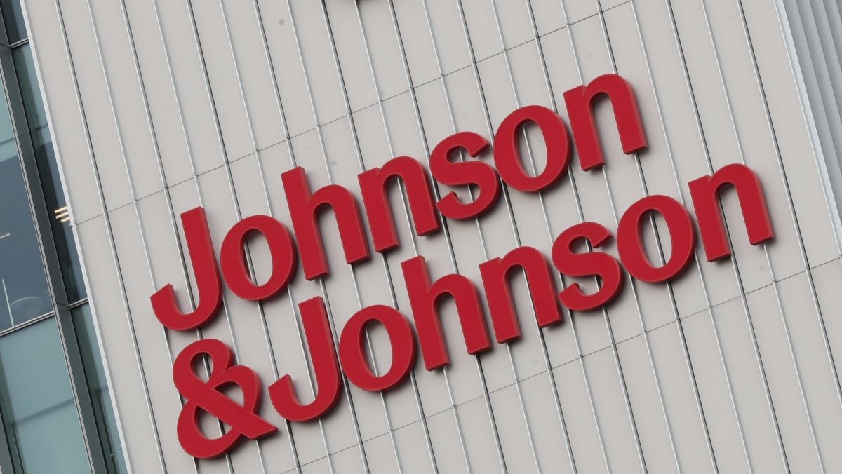 https://static.milanofinanza.it/content_upload/img/2026/04/202604141438377703/JohnsonJohnson-786934.jpg