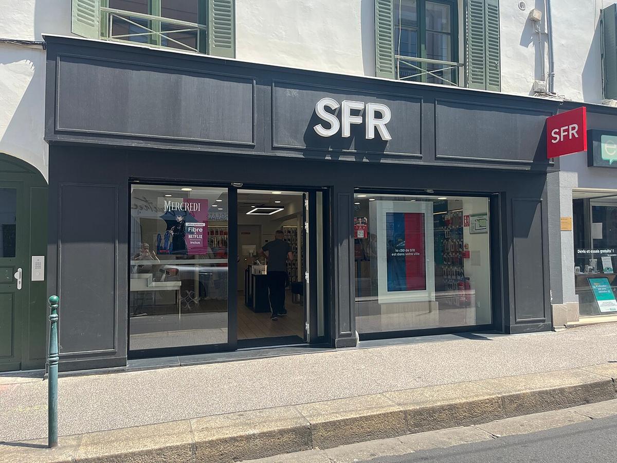 https://static.milanofinanza.it/content_upload/img/2026/04/202604170925586922/1280px-Boutique_SFR_Grande_Rue_de_la_Croix-Rousse_Lyon_juin_2023-328148.jpg