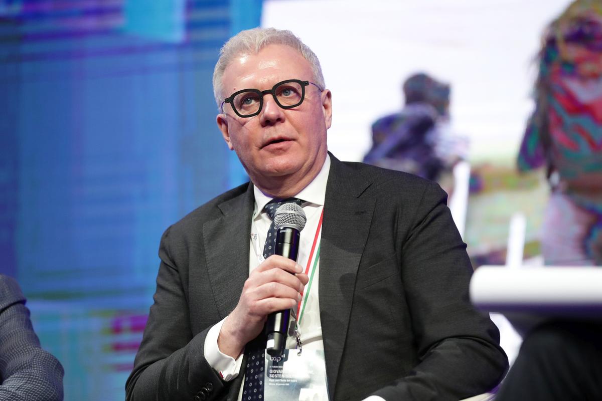 https://static.milanofinanza.it/content_upload/img/2026/05/202605042321582626/FabrizioTestaceoBorsaItaliana-120011.jpg