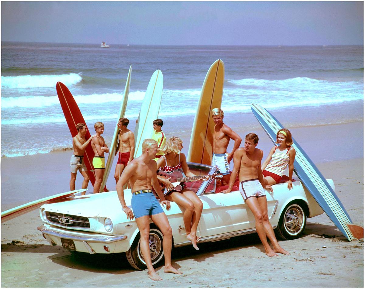 https://static.milanofinanza.it/content_upload/img/2026/05/202605141811122792/1964FordMustangsurfers-342143.jpg