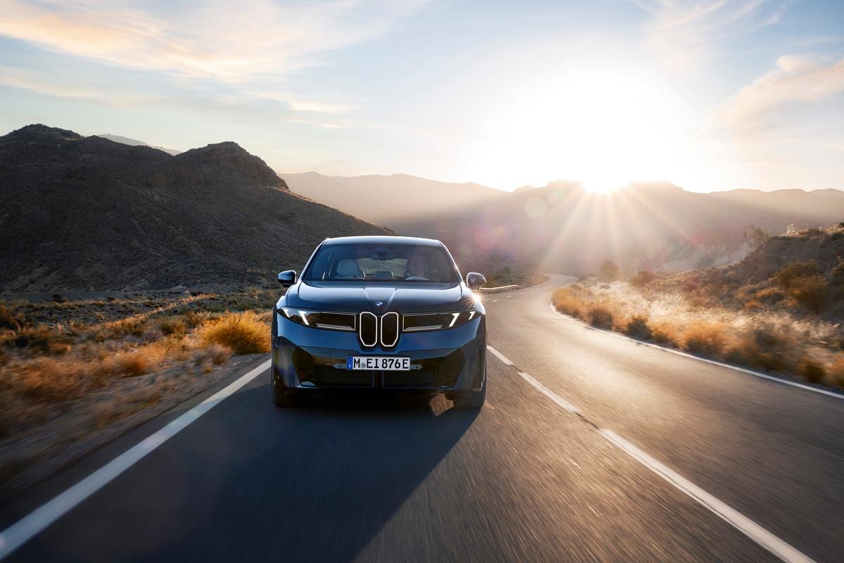 https://static.milanofinanza.it/content_upload/img/2026/05/202605191525569614/P90615614_highRes_the-new-bmw-ix3-50-x-448972.jpg