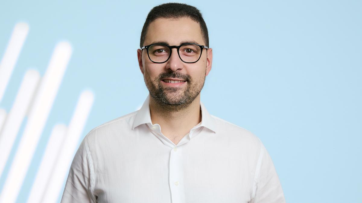 https://static.milanofinanza.it/content_upload/img/2026/05/202605202042235201/RobertoDeCarlo_PartnerKoinosCapital-652219.jpg