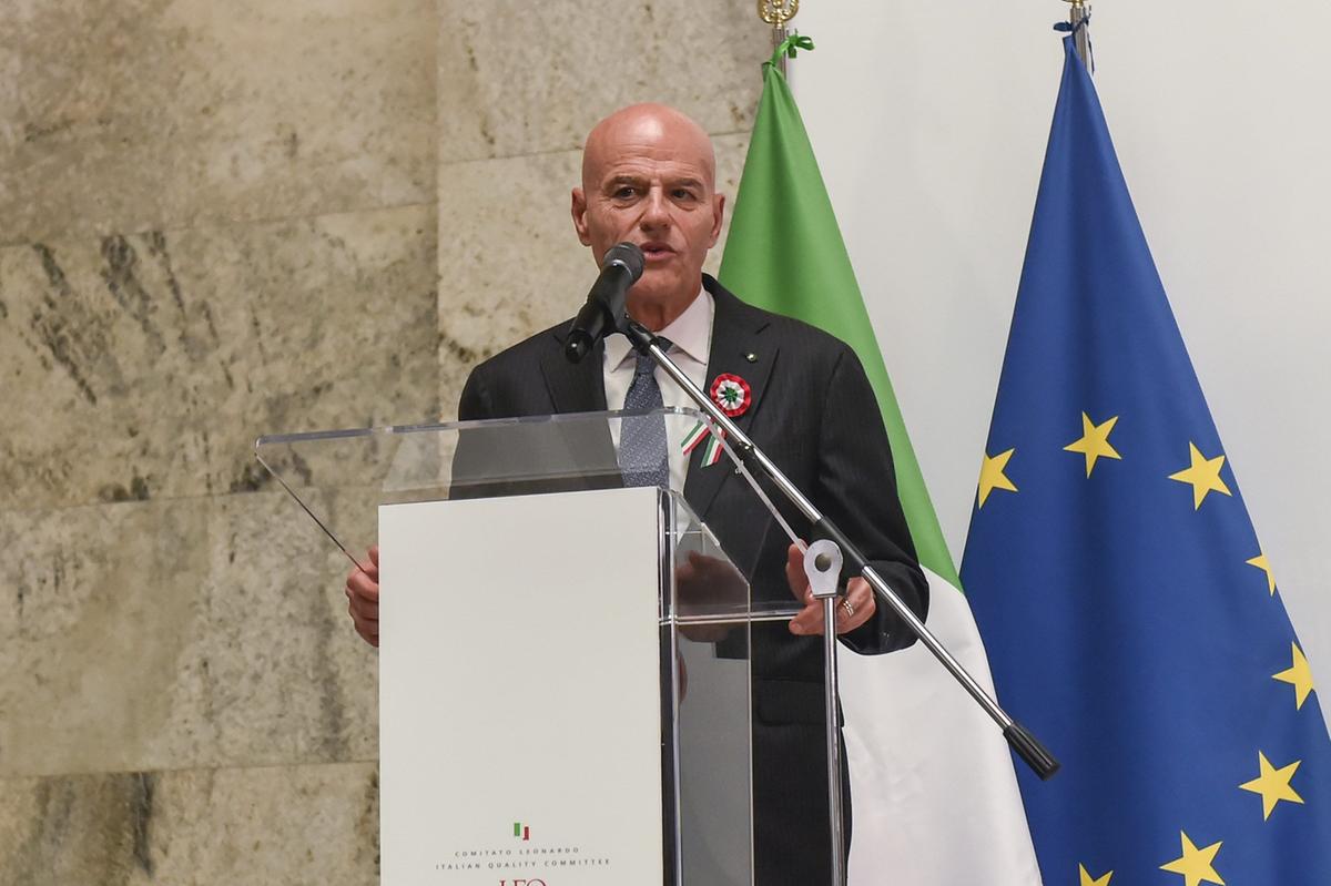 https://static.milanofinanza.it/content_upload/img/2026/05/202605211555022981/ClaudioDescalziaprile2026-424263.jpg