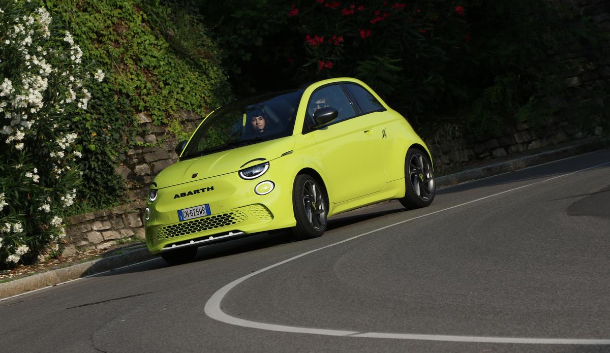 https://static.milanofinanza.it/content_upload/img/2026/05/202605251332201092/Abarth500eCabrio_APRE-126940.JPG