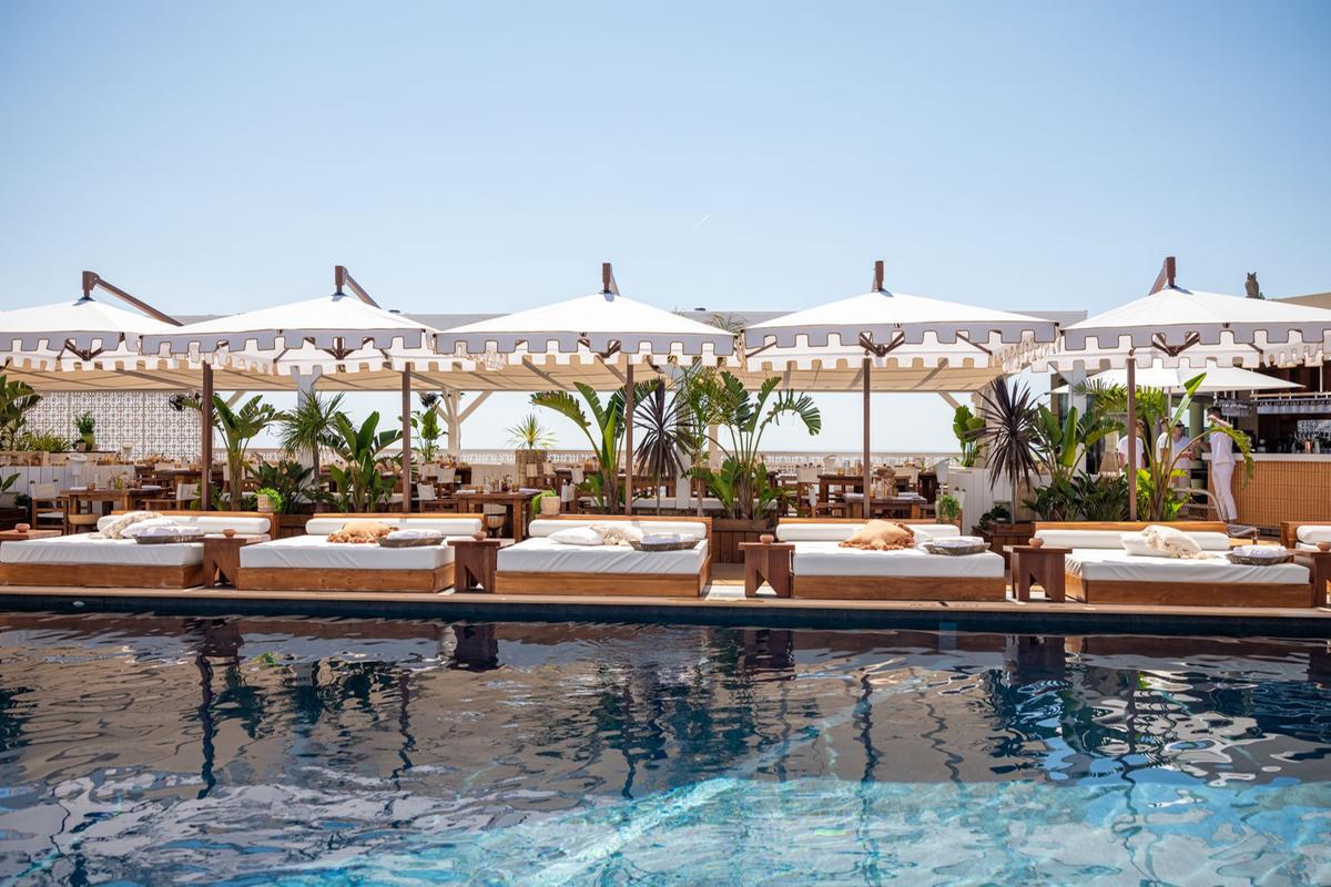 https://static.milanofinanza.it/content_upload/img/2026/05/202605281555472931/VENUE_POOLBED__NikkiBeachMonteCarlo_Credit-NikkiBeachHospitalityGroup3-846530.jpg