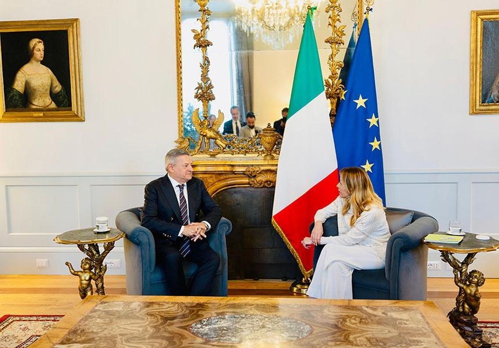 https://static.milanofinanza.it/content_upload/img/2026/05/202605292158321887/melonieSarandos-780163.jpg