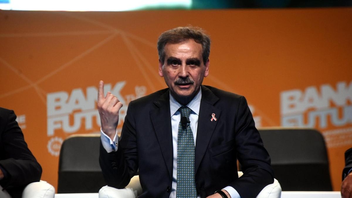 https://static.milanofinanza.it/content_upload/img/2026/06/202606060100014153/Lovaglio-475837.jpg