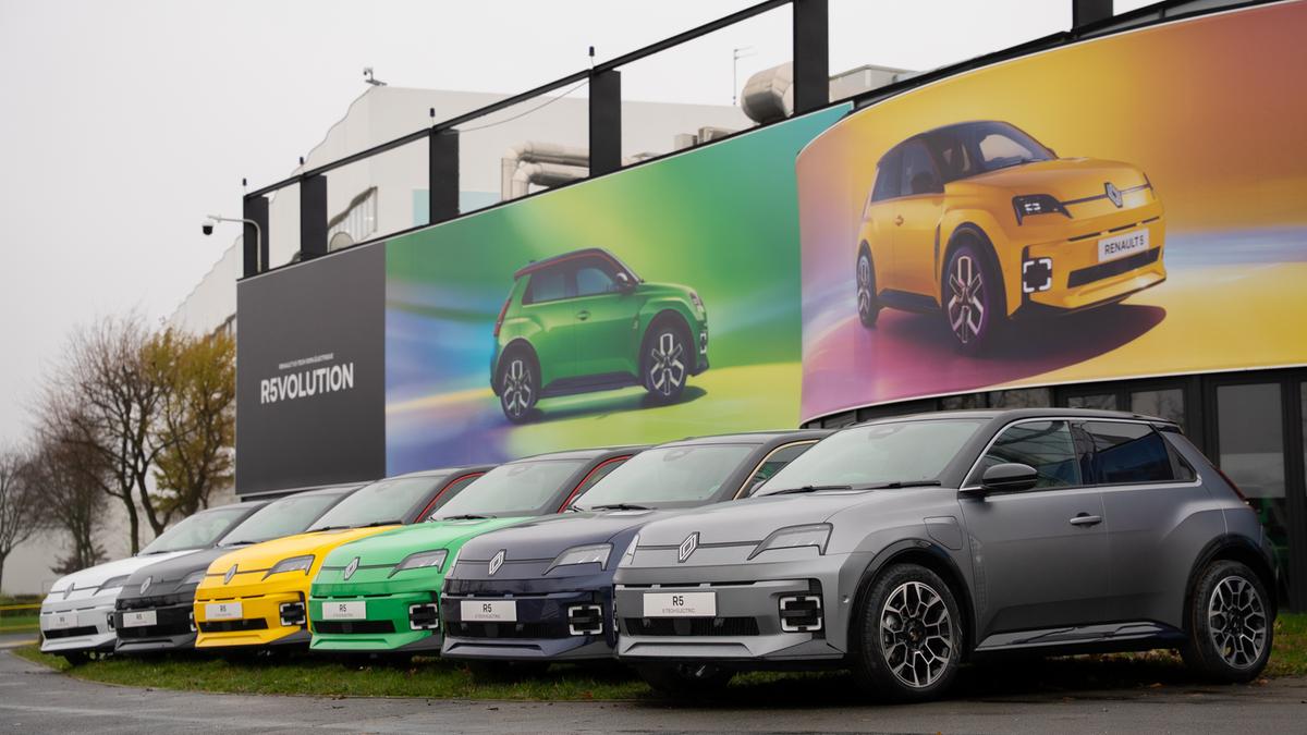 https://static.milanofinanza.it/content_upload/img/2026/06/202606101001034020/100000_veicoli_elettrici_Renault_5_E-Tech_prodotti_a_Douai-496301.jpg