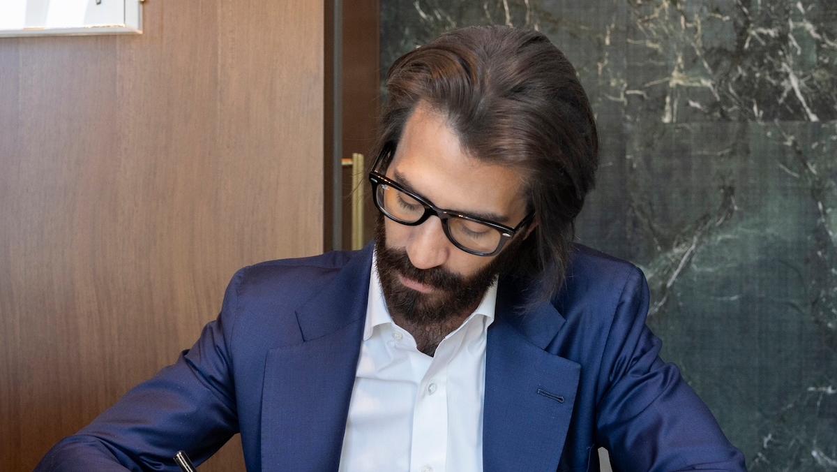 https://static.milanofinanza.it/content_upload/img/2026/06/202606101915324555/LMDV_Foto_firma_20260610-951219.jpeg