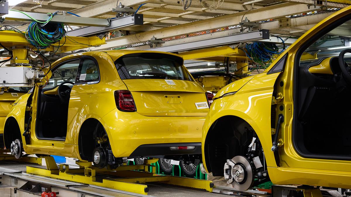 https://static.milanofinanza.it/content_upload/img/2026/06/202606111255144761/Fiat500Hybrid_Mirafioriplant9-882187.jpg