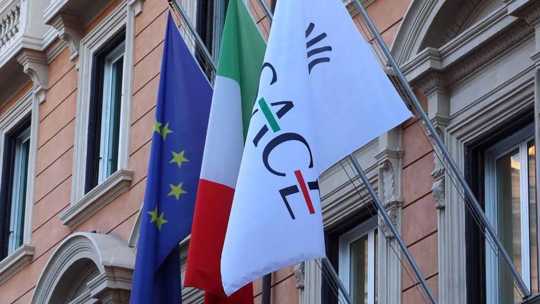 https://static.milanofinanza.it/content_upload/img/2026/06/202606111308035372/SACE_bandiere-786315.jpeg
